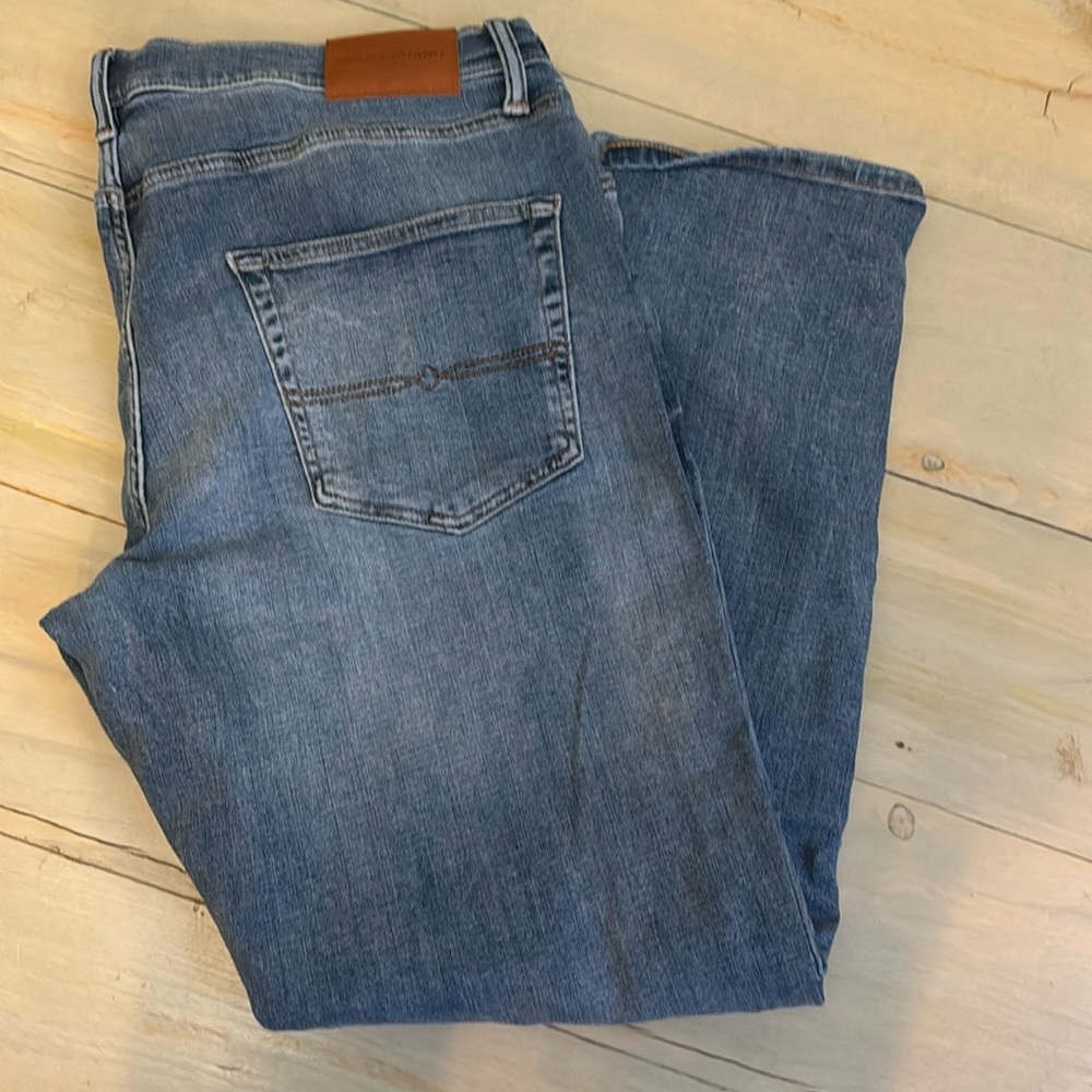 Light wash Lucky Jeans. Size 38. Great condition. Good stretch